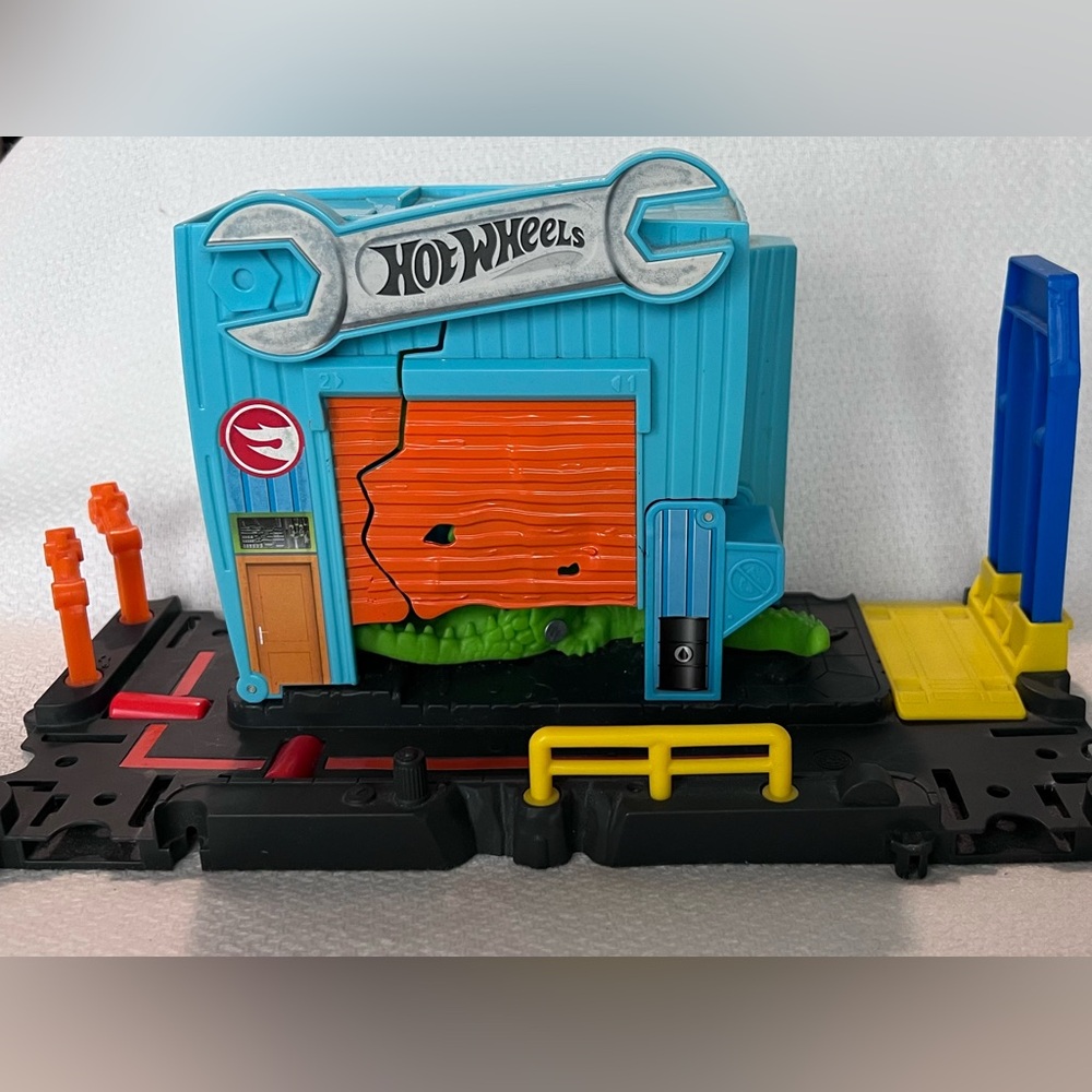 Hot Wheels City Gator Garage Attack Playset
